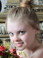 Sweet nude teenie