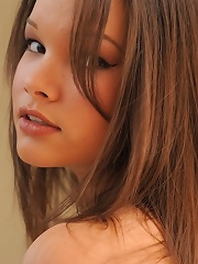 Jessy plays with her plump pussy
...